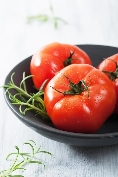 Kase taze domates — Stok fotoğraf