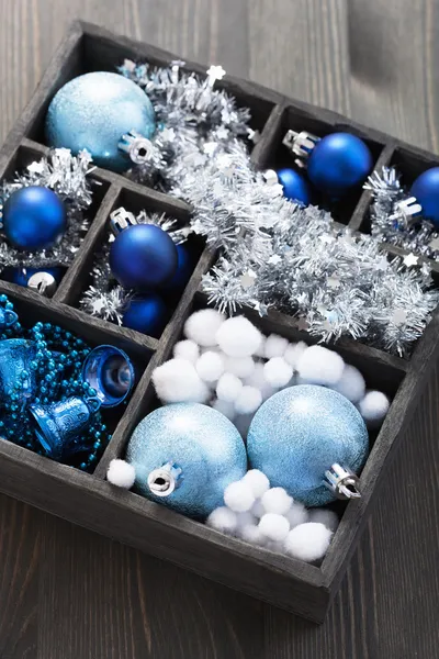 Caja negra llena de decoración navideña — Foto de Stock