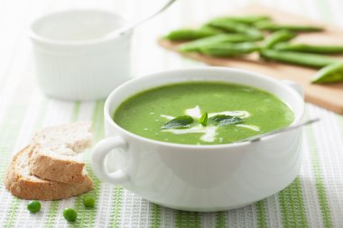 Bezelye çorbası ile nane