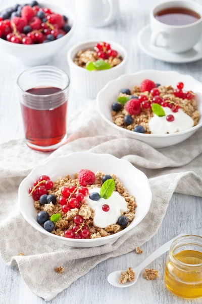 Desayuno saludable con yogur y granola —  Fotos de Stock