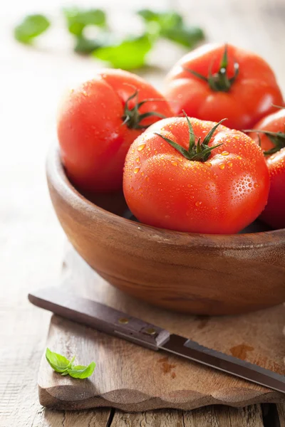 Fresh tomatoes on cutting board — Stock Photo, Image