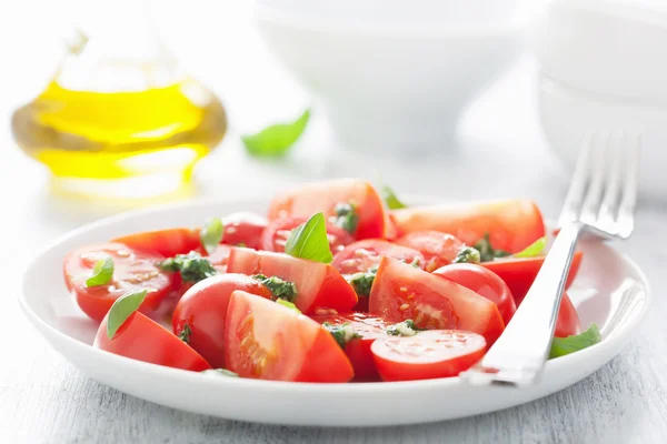 Sałatka z pomidorów z bazylią opatrunku — Zdjęcie stockowe