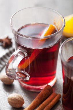 Portakallı ve baharatlı sıcak şarap