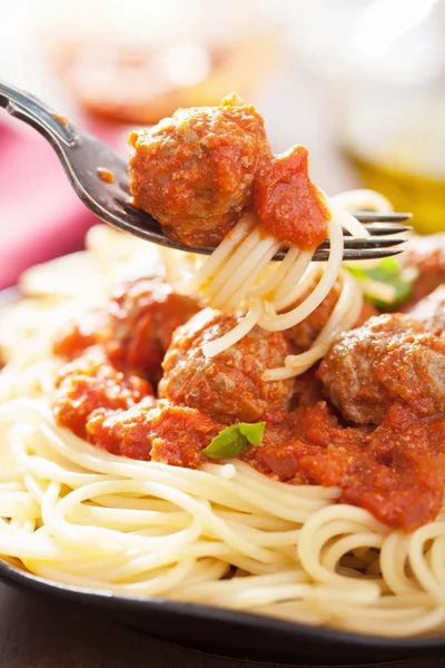 Espaguetis con albóndigas en salsa de tomate en tenedor — Foto de Stock