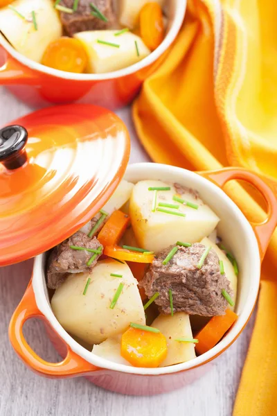 Rindereintopf mit Kartoffeln und Karotten — Stockfoto