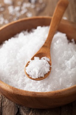 ahşap kase ve kaşığı deniz tuzu