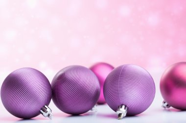 Mor Noel topları üzerinde arka plan bulanık