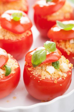 kuskus ve beyaz peynir ile doldurulmuş fırında domates