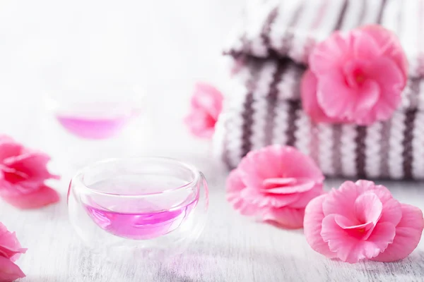 Set de spa con flores de begonia y aceite esencial —  Fotos de Stock