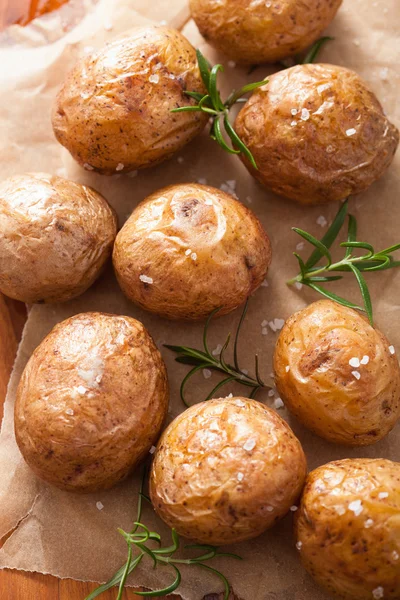 Печеный картофель и розмарин — стоковое фото