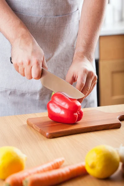 Mutfakta Şef kesme kırmızı biber — Stok fotoğraf