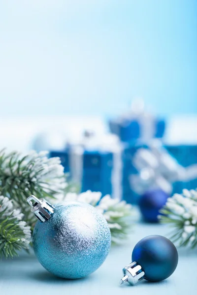 Blauwe Kerstcadeaus en decoratie — Stockfoto