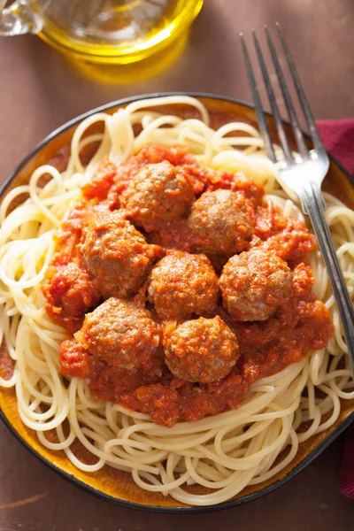 Spaghetti aux boulettes de viande à la sauce tomate — Photo