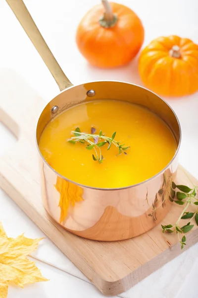 Sopa de abóbora em panela de cobre — Fotografia de Stock