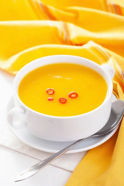 Тыквенный суп в белой миске — стоковое фото