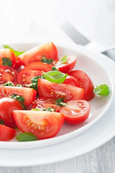 Tomato salad with basil dressing — Stockfoto
