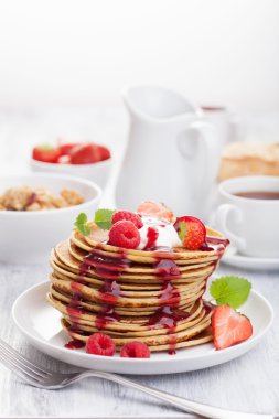 berry ve reçel Kahvaltıda krep