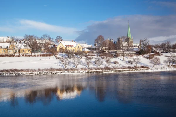 Городской пейзаж Тронхейма с кафедральным собором Нидарос в Норвегии — стоковое фото