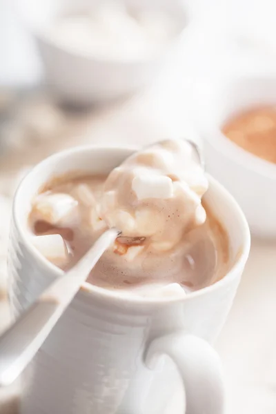 Coklat dengan marshmallow kecil dalam sendok — Stok Foto