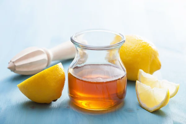 Miele e limone su sfondo blu — Foto Stock