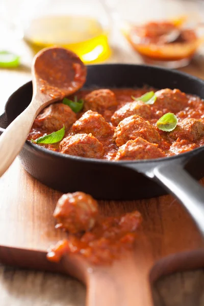 Meatballs with tomato sauce in black pan — Stock Photo, Image