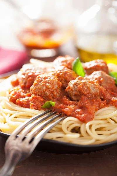 Spaghetti mit Frikadellen in Tomatensauce — Stockfoto