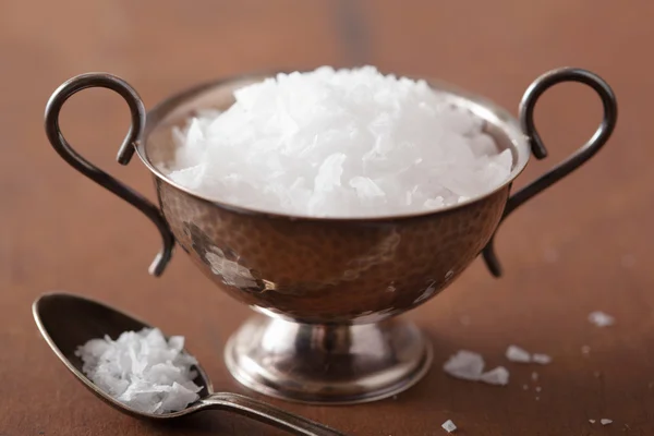 Морская соль в винтажной чаше и ложке — стоковое фото
