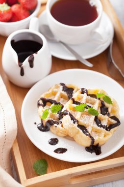 Kahvaltı için Belçika waffle çikolata ve toz şeker