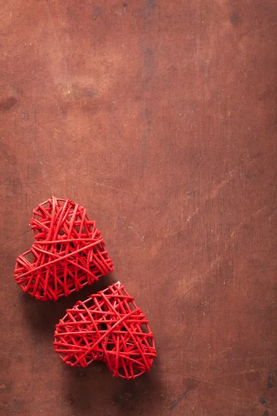 Sevgililer için ahşap arka plan üzerinde kırmızı Kalpler — Stok fotoğraf