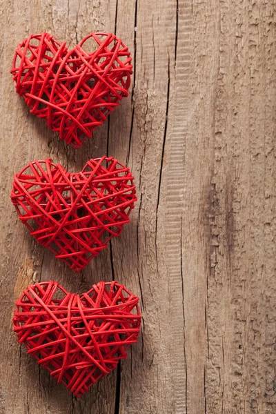 Červené srdce dřevěné pozadí pro valentinky — Stock fotografie
