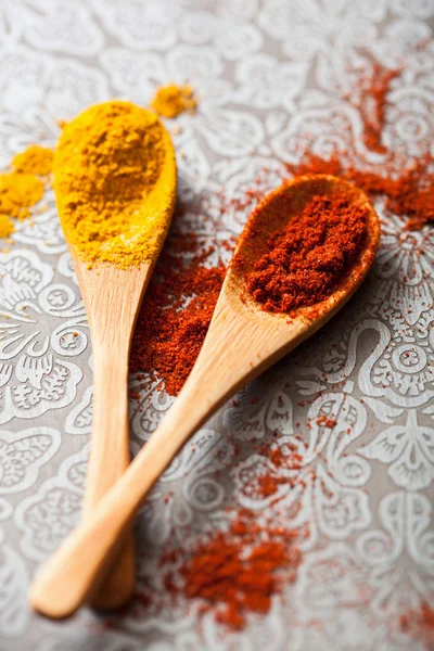 Przyprawy w łyżki: curry i papryki w proszku — Zdjęcie stockowe