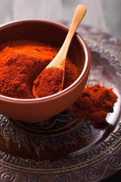 Röd paprikapulver krydda i skål — Stockfoto
