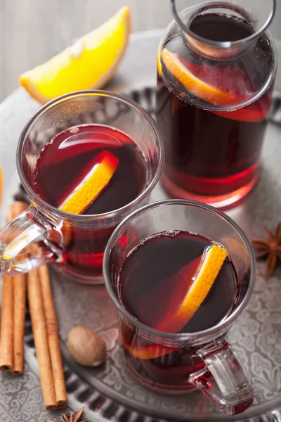 Svařované víno s pomerančem a kořením — Stock fotografie