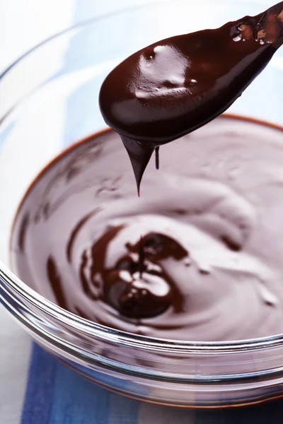Расплавленный шоколад для приготовления пищи — стоковое фото