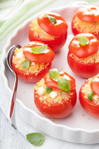 Gefüllte gebackene Tomaten mit Couscous und Feta — Stockfoto