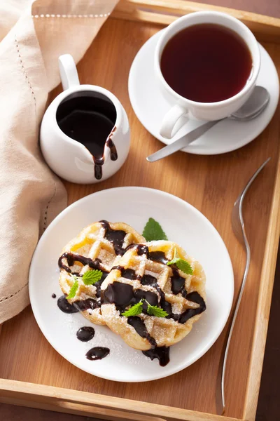 Belgiska våfflor med choklad och pulver socker till frukost — Stockfoto