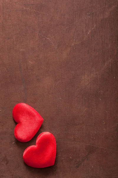 Rote Herzen über hölzernem Hintergrund für Valentine — Stockfoto