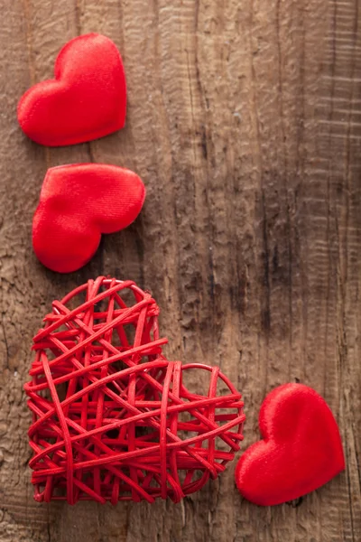 Rote Herzen über hölzernem Hintergrund zum Valentinstag — Stockfoto