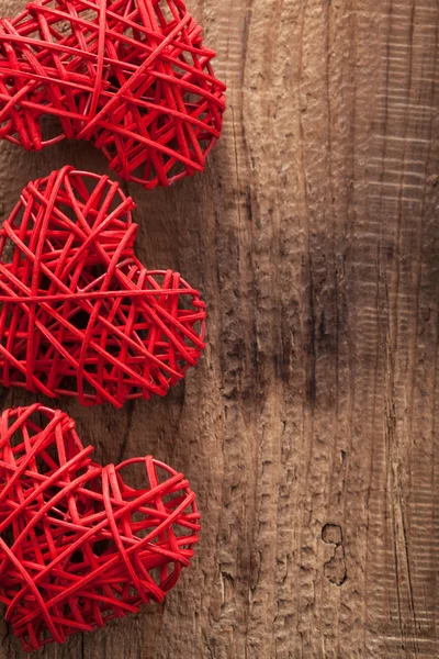 Corações vermelhos sobre fundo de madeira para o dia dos namorados — Fotografia de Stock