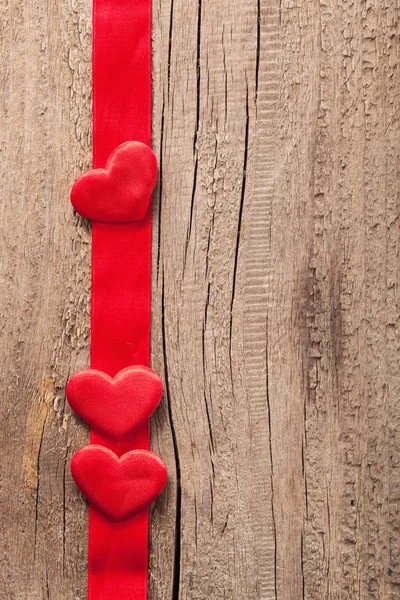 Kırmızı Kalpler ve şerit çerçeve ahşap zemin için valentines — Stok fotoğraf