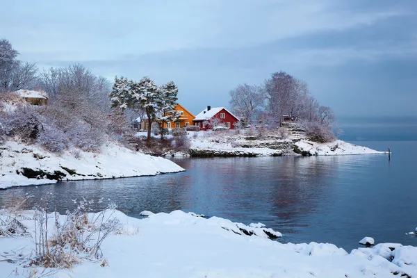 Noorse winter fjord landschap met kleurrijke huizen — Stockfoto
