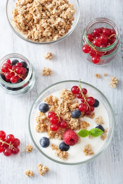 Zdrowe śniadanie jogurt muesli i jagoda — Zdjęcie stockowe