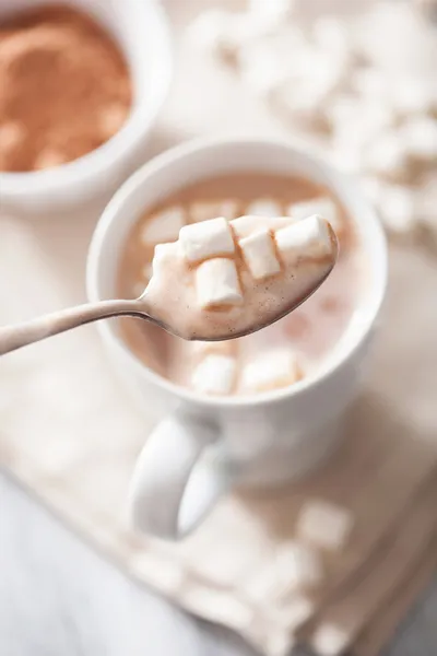 Cokelat panas dengan marshmallow mini dalam sendok — Stok Foto