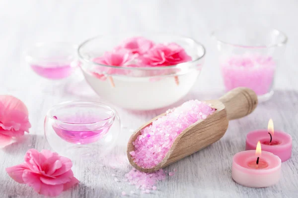 Rosa Blütensalz und ätherisches Öl für den Wellnessbereich — Stockfoto