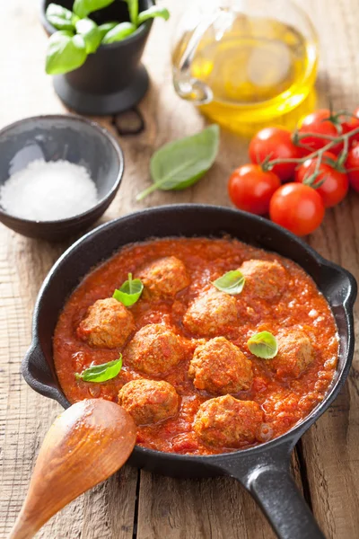 Albóndigas con salsa de tomate en sartén negra — Foto de Stock