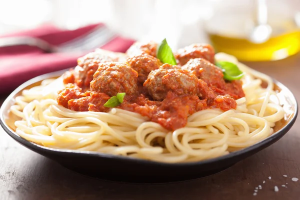 Espaguete com almôndegas em molho de tomate — Fotografia de Stock