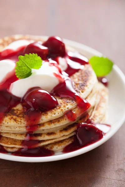 Panquecas com geléia de cereja e creme para o café da manhã — Fotografia de Stock