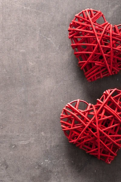 Rote Herzen über hölzerne Hintergrund zum ValentinstagČervené srdce dřevěné pozadí pro valentinky den — Stock fotografie