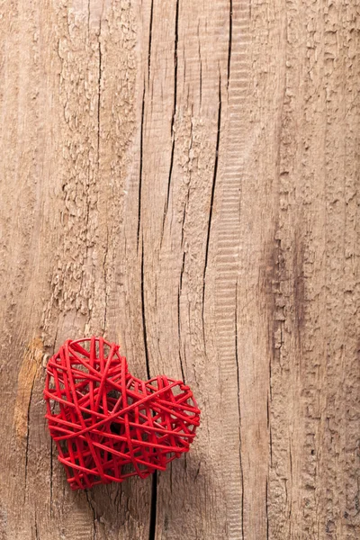 Corazón rojo sobre fondo de madera para San Valentín —  Fotos de Stock