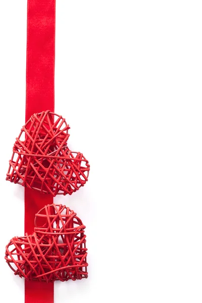 Cuori rossi su nastro cornice sfondo per San Valentino isolato — Foto Stock